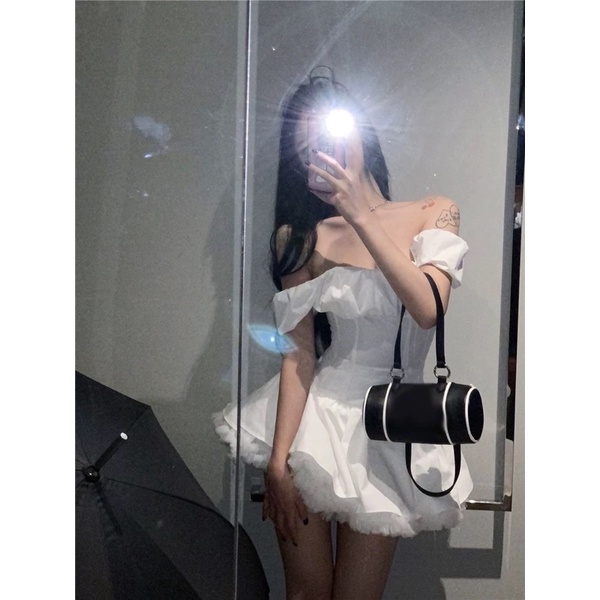 Áo trắng trễ vai màu trắng kèm chân váy chữ A