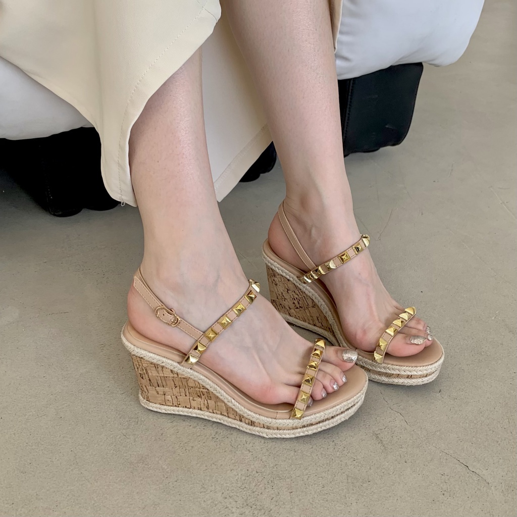 Giày Sandal Cao Gót Hở Ngón Đế Xuồng Quai Mảnh Đính Đinh Tán Phong Cách Mới Mùa Hè 2023