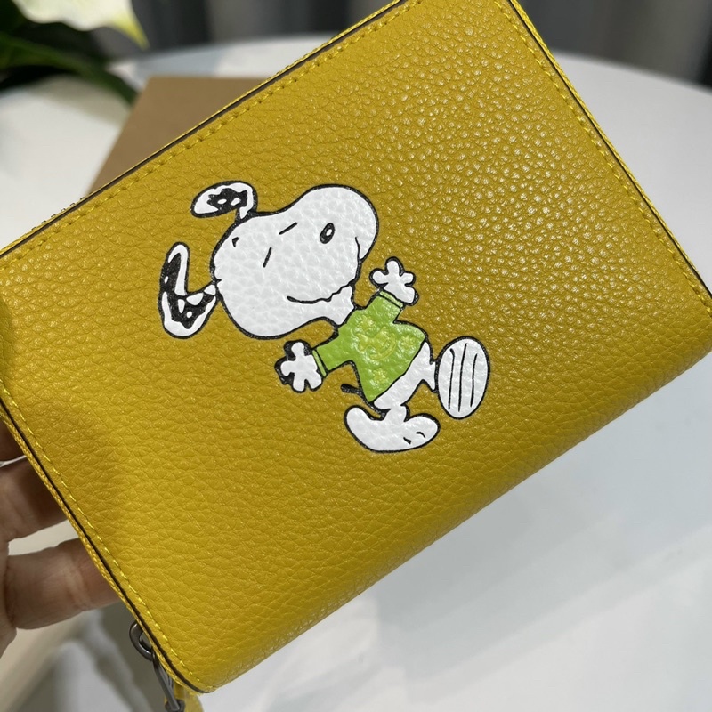 Ví ngắn Coach X Peanuts Zip màu vàng