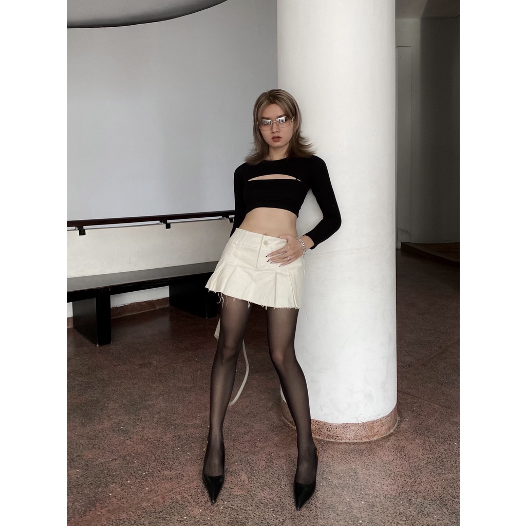 Chân váy xếp ly khaki form eo cạp thấp dưới rốn màu kem, là min - RAW CUT PLEATED MINI SKIRT - CREAM