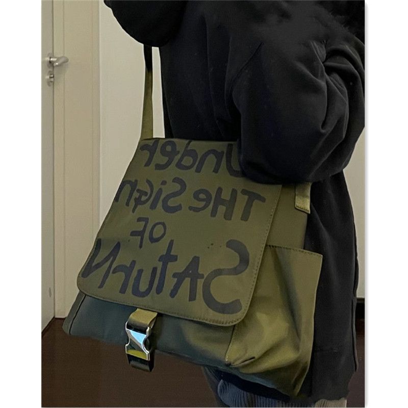Túi Đeo Vai Sức Chứa Lớn Mẫu 2023 Phong Cách Graffiti Đường Phố Độc Đáo