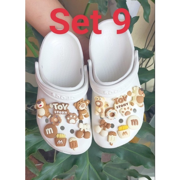 Sticker, charm, jibit gắn dép cross như ảnh