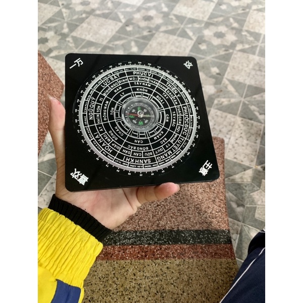 LA BÀN PHONG THỦY - NỀN ĐỎ MẶT TRONG - CÓ KIM  XOAY TÙY Ý GIA CHỦ - HÌNH VUÔNG.