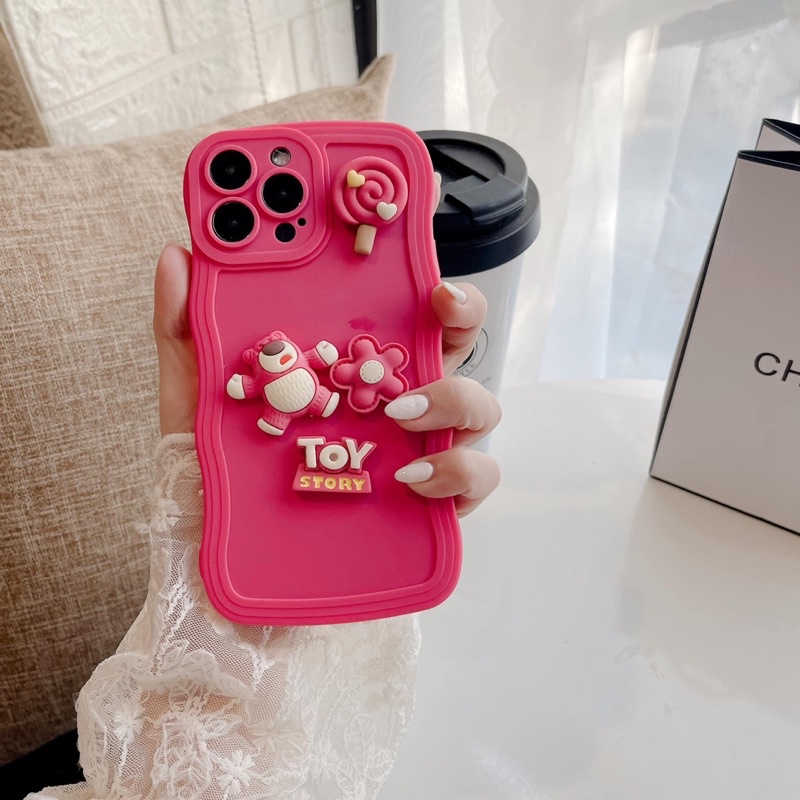 Ốp lưng ip pro camera GỢN SÓNG HỒNG NEON kèm hoạ tiết gấu dâu lotso giơ tay + toy hồng neon dành cho ip