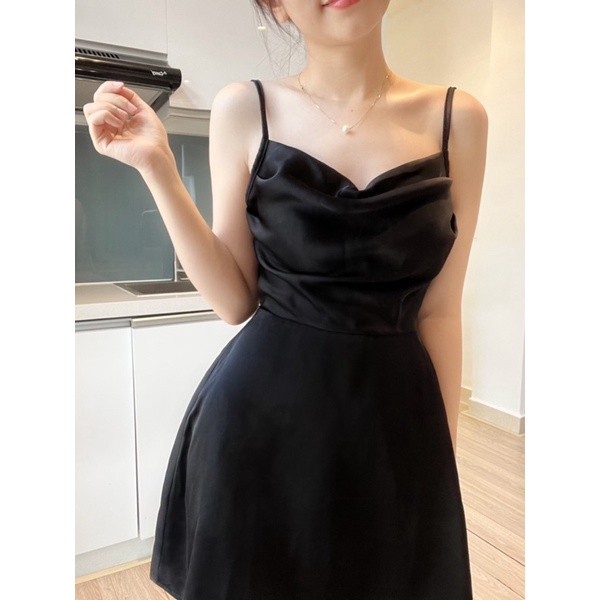 Đầm lụa đen ngắn hở lưng cột dây đơn giản