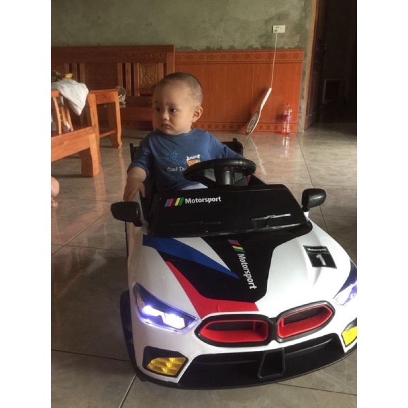 Xe ô tô điện kiểu dáng BMW có điều khiển