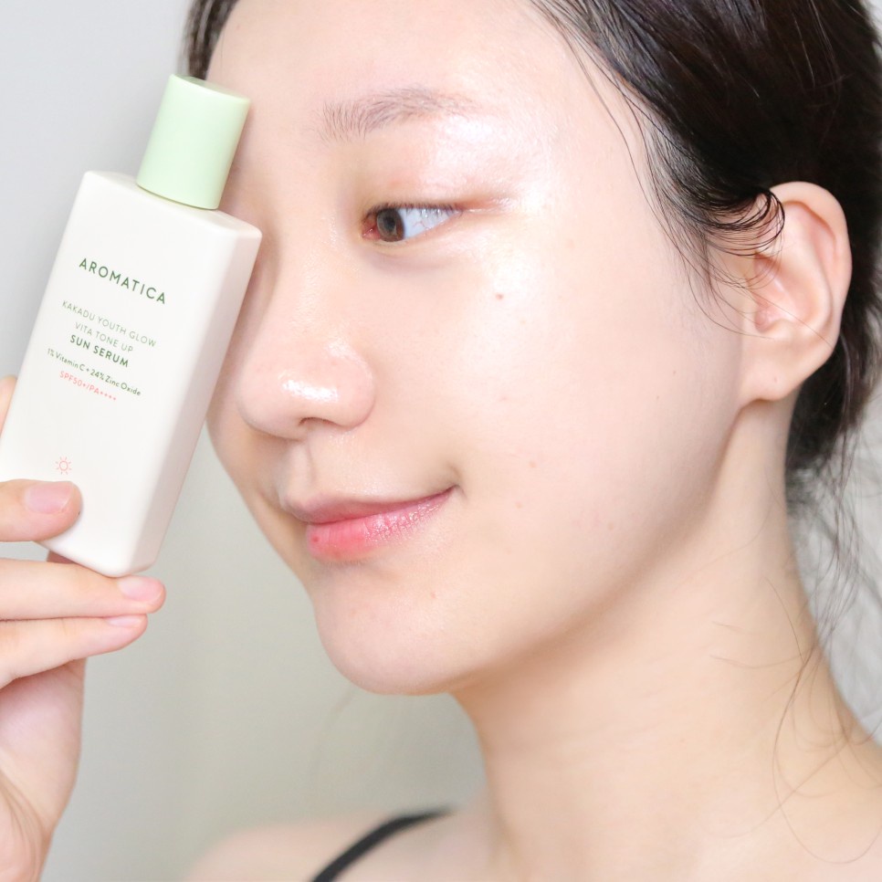 Serum chống nắng thuần chay nâng tông sáng da Aromatica Kakadu Youth Glow Vita Tone-up Sun Serum SPF50+ PA++++ 60ml