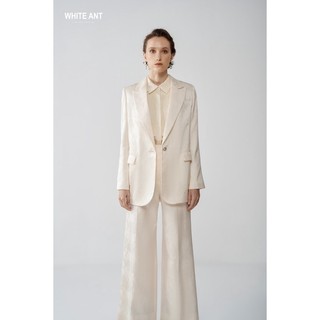 Áo blazer trắng suông cổ ve nữ và quần suông trắng theo bộ white ant chất liệu vải in chìm họa tiết