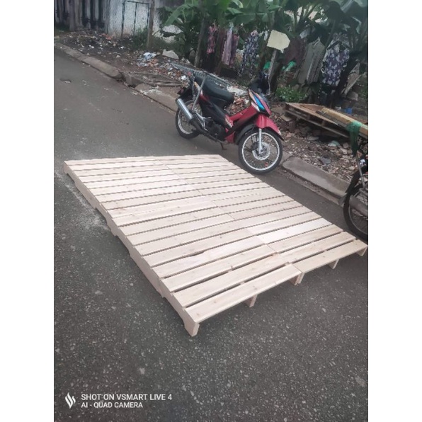 giường pallet gỗ thông mặt khít cao 10cm