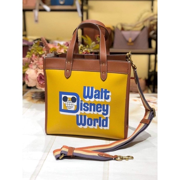 Túi tote Coach Disney X Field màu vàng cá tính