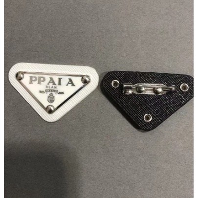 Prada Trâm Cài Áo Hình Tam Giác Bằng Kim Loại Cho Nam / Nữ