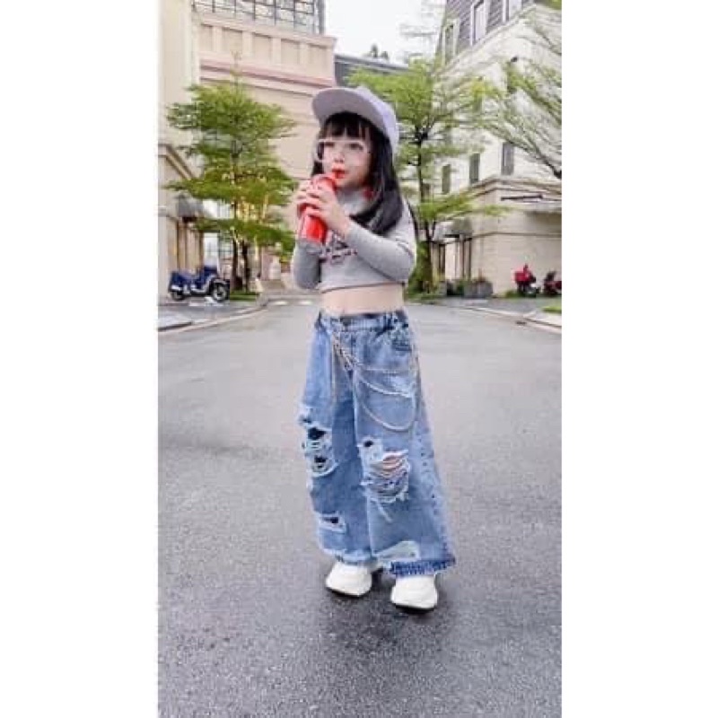 Quần jeans suông cho bé