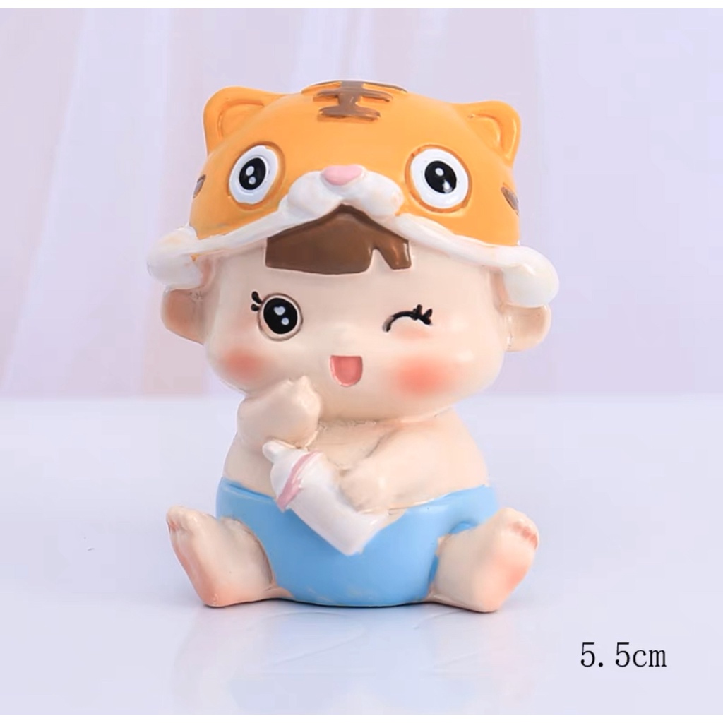 Trang trí bé trai đội mũ hổ quần xanh + bình sữa