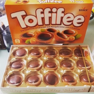 Kẹo Mềm Caramen Phủ Socola Nhân Hạt Dẻ Toffifee Storck 400gr (48 viên)