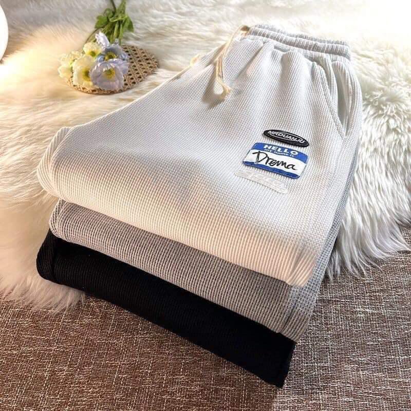 Quần nỉ bo gấu có logo - Quần jogger màu trơn đính logo