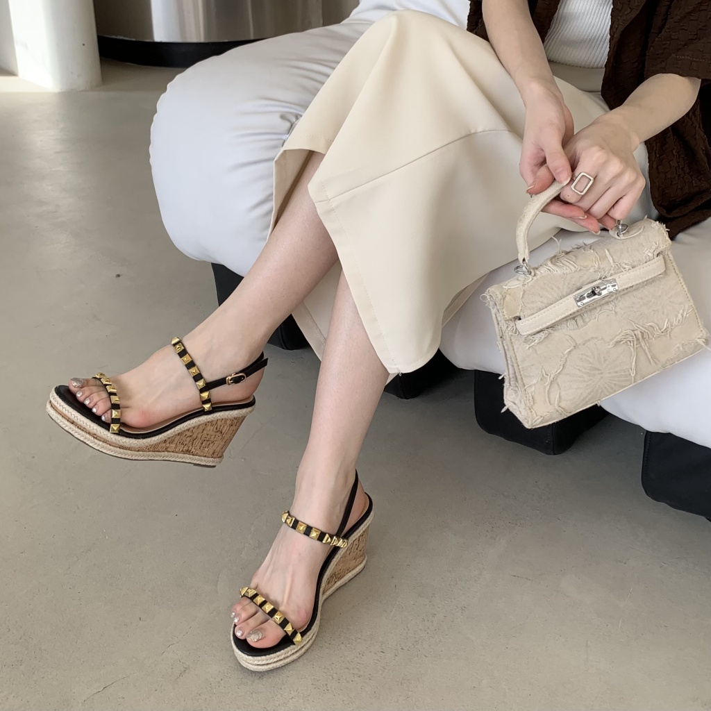 Giày Sandal Cao Gót Hở Ngón Đế Xuồng Quai Mảnh Đính Đinh Tán Phong Cách Mới Mùa Hè 2023