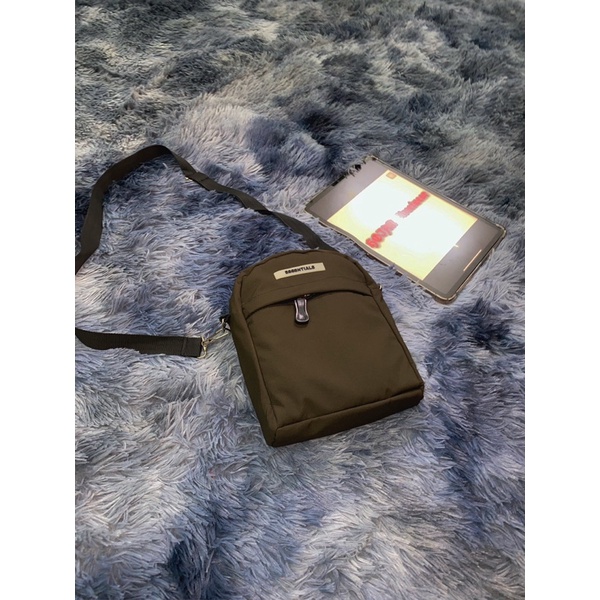 Túi đeo chéo Essentials