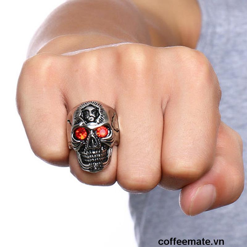 【coffeemate】⚡Nhẫn Hình Đầu Lâu đính đá zircon đỏ Thiết Kế Độc Đáo Cho Nam