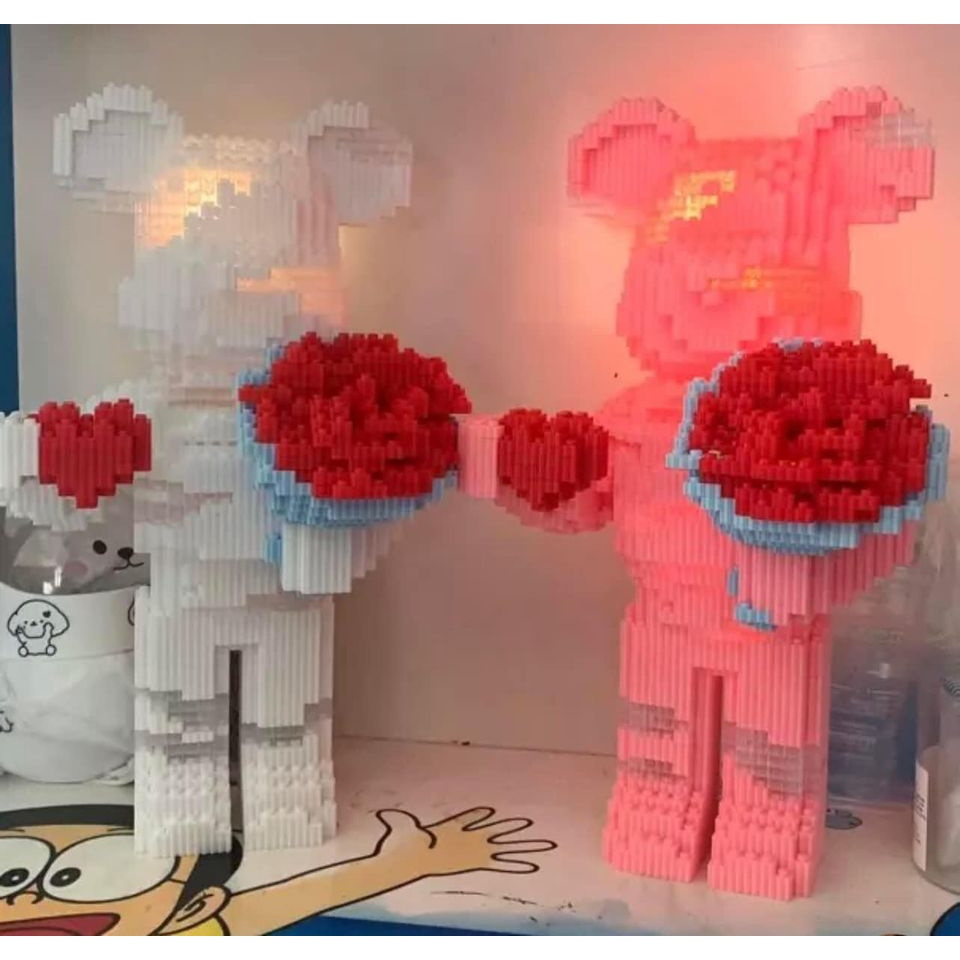 Lego Gấu Bearbrick cỡ lớn ôm hoa ôm bó hoa 35cm có Đèn Led Phát Sáng