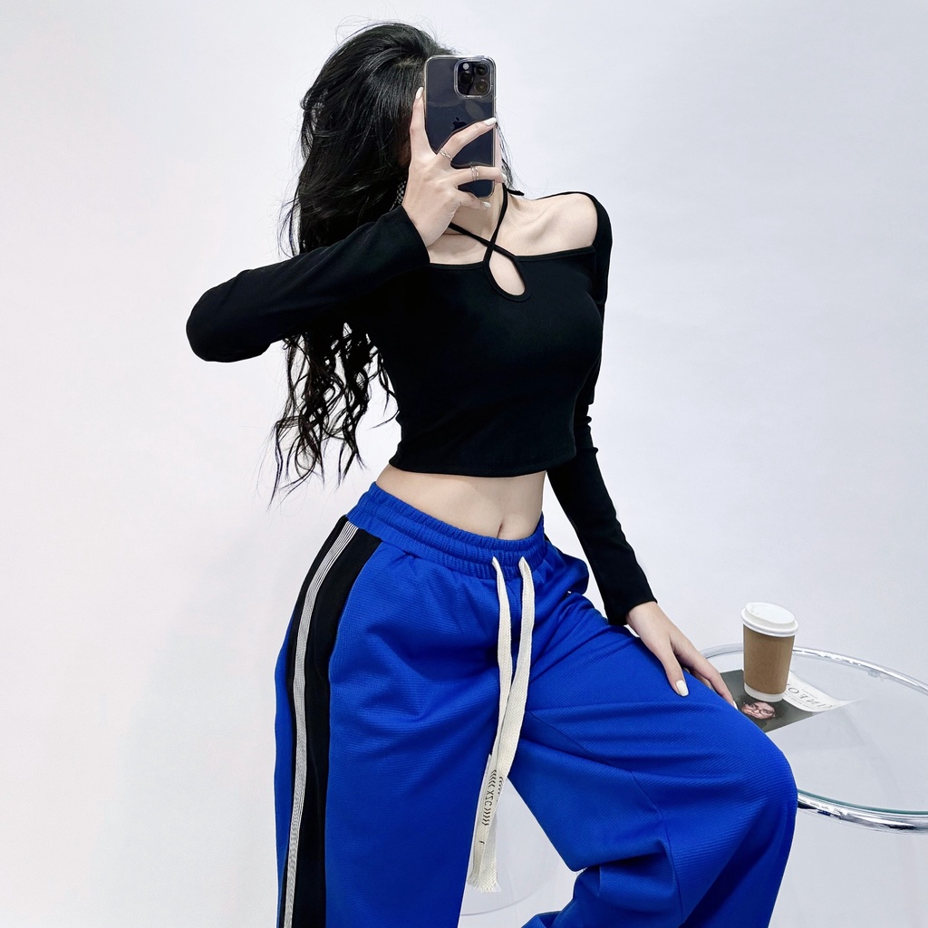Áo croptop dài tay nữ phối đan dây cách điệu Delys & quần nỉ suông xanh coban cá tính
