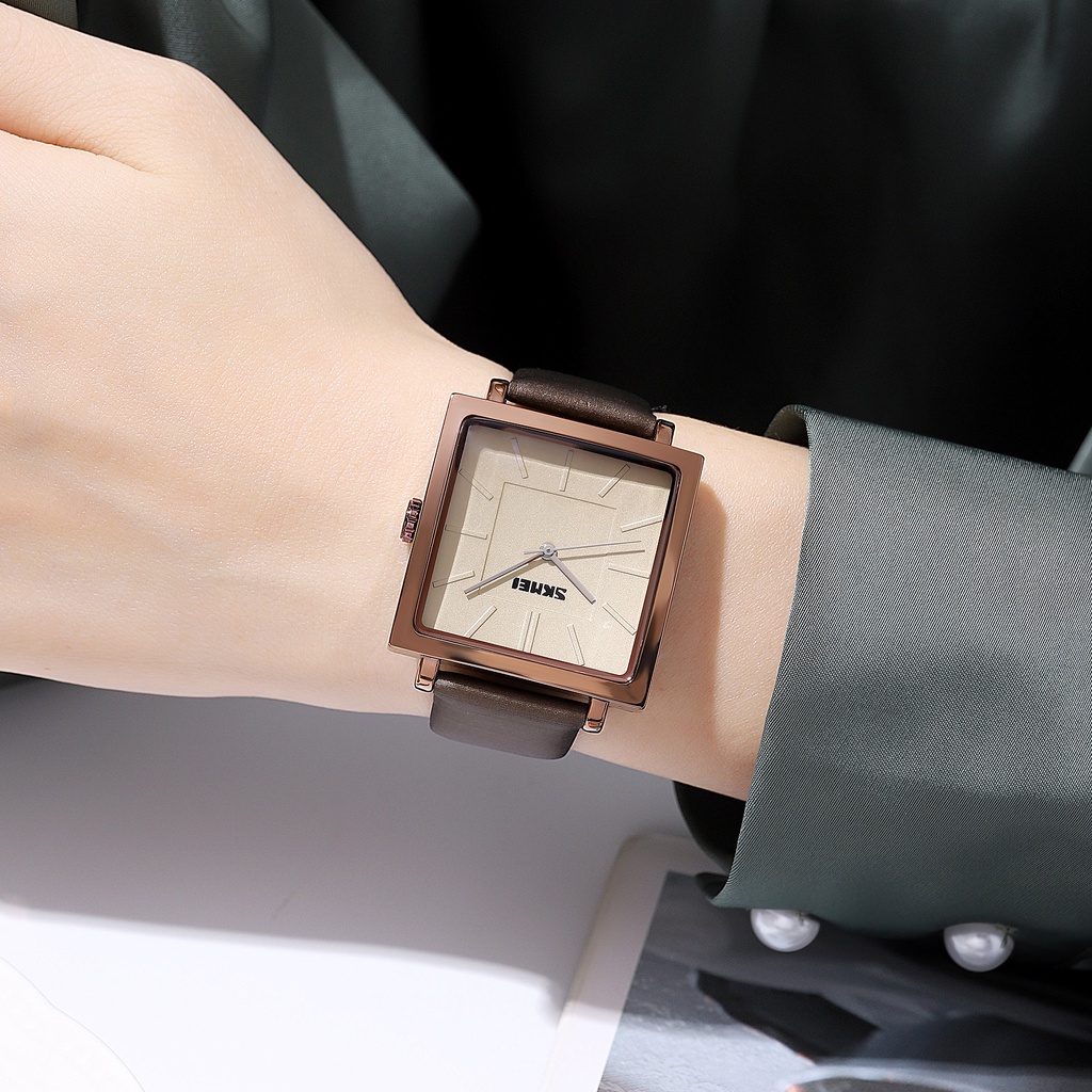 Đồng Hồ Quartz Chống Thấm Nước 30M Với Dây Đeo Da Màu Xanh Lá SKMEI 2032