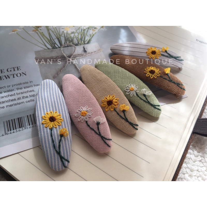 Kẹp thêu hoa cúc đơn giản