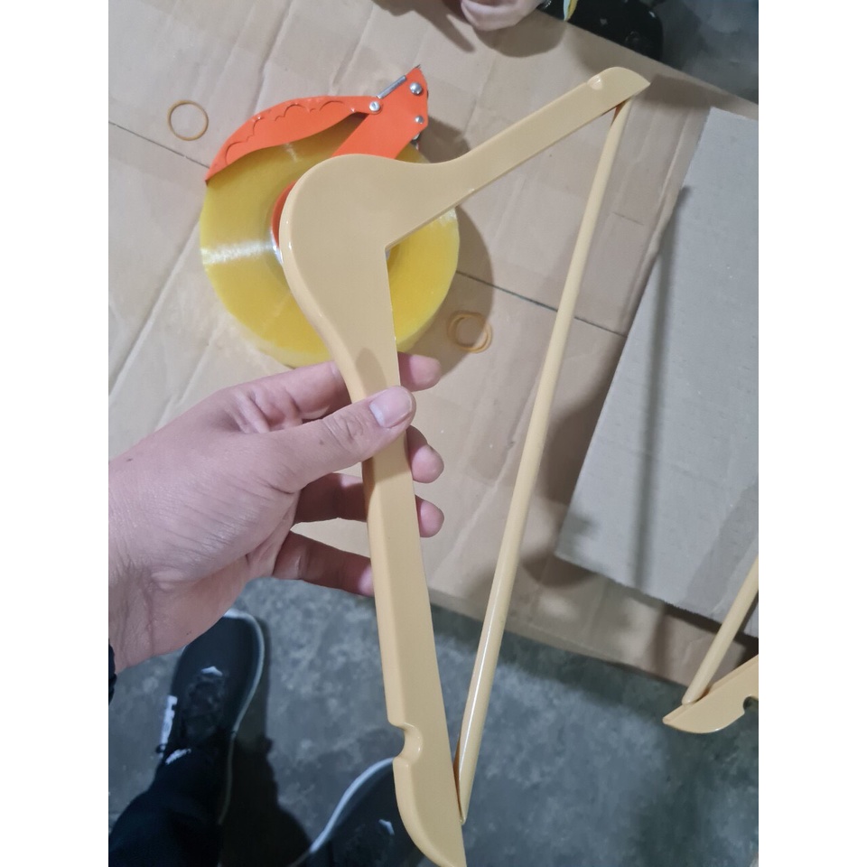 MÓC GỖ TAM GIÁC MÀU VÀNG, NÂU vai 44-45cm- mắc treo đồ shop thời trang có thanh ngang treo đồ nam, nữ hàng loại 1