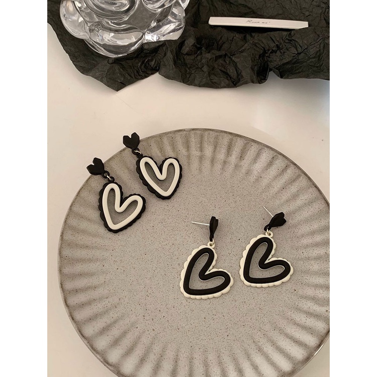 Khuyên Tai Hình Trái Tim Rỗng Màu Trắng Đen Phong Cách Hàn Quốc Dễ Thương Dành Cho Bạn Nữ