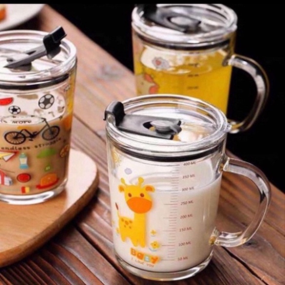 Ly Thuỷ Tinh Pha Sữa Chia Vạch Có Nắp Và Ống Hút.