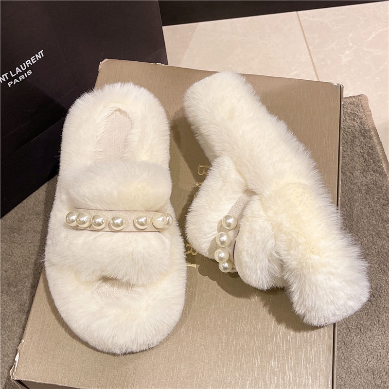 Đeo ngọc trai dày lông dép đi trong phòng