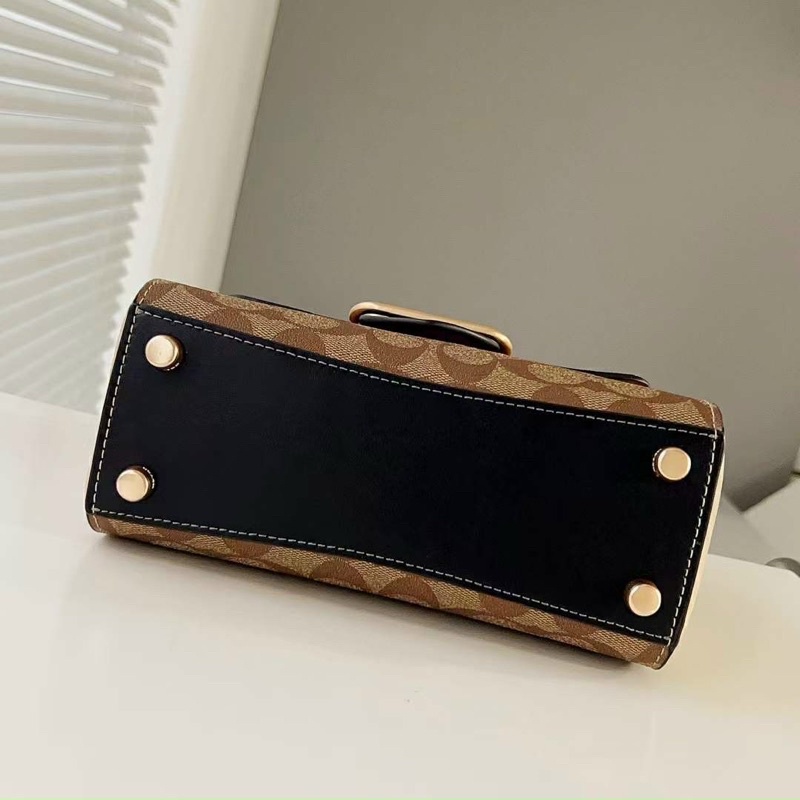 Túi đeo chéo Coach Morgan Top siêu trẻ trung