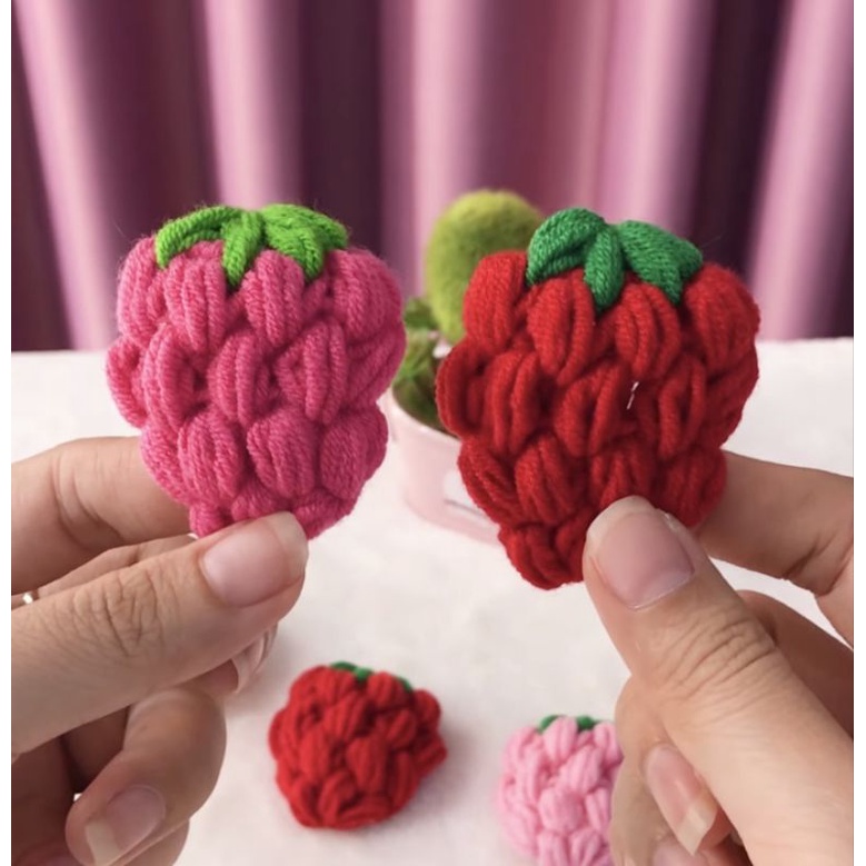 PIN CÀI, MÓC KHÓA QUẢ DÂU TÂY BẰNG LEN HANDMADE XINH XẮN
