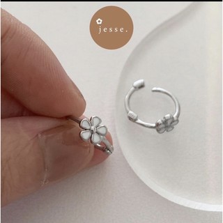 1 chiếc khuyên tai bông hoa trắng