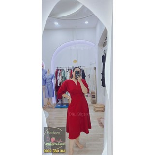 Đầm đỏ dự tiệc cổ V, tay phồng.