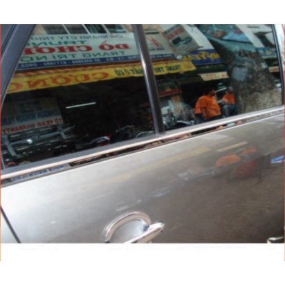 Nẹp chân kính Kia Carens chất liệu inox sáng bóng