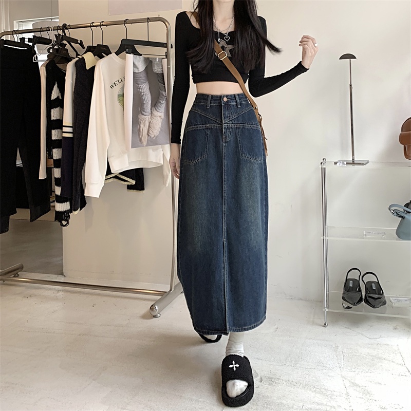 Chân váy jean dài suông xòe nhẹ xẻ tà trước túi trước xanh đậm