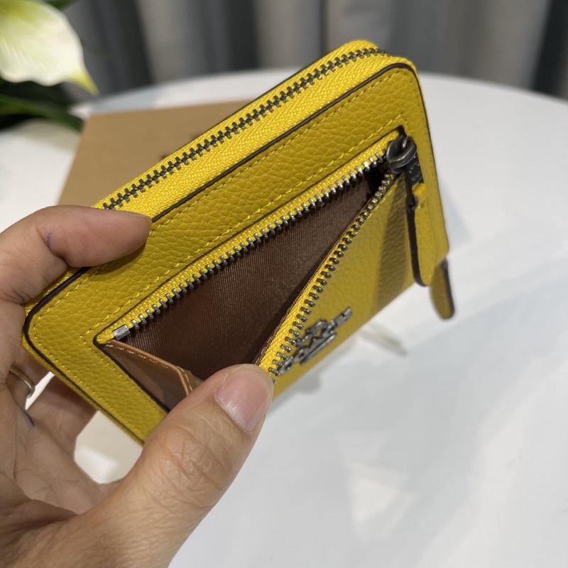 Ví ngắn Coach X Peanuts Zip màu vàng