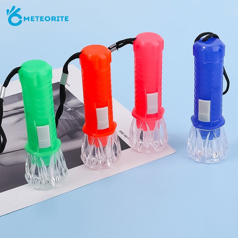 1 Đèn Pin Cầm Tay Mini Bằng Nhựa Siêu Sáng Màu Sắc Ngẫu Nhiên Kèm Dây Đeo Chất Lượng Cao Cho Bé