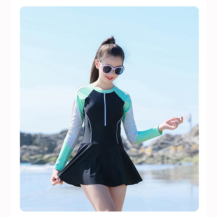 Đồ bơi bé gái, tay dài chất vải chống nắng, liền chân váy đươc phối màu xanh đen có size đại từ 24kg - 58kg