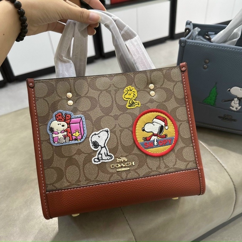 Túi Coach Tote X Peanuts hoạ tiết sticker