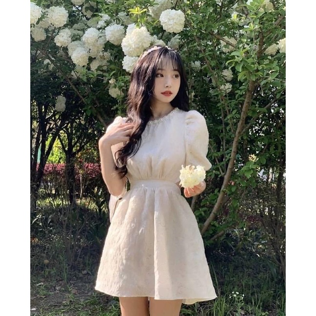 Đầm kem hoa nổi đính đá viền cổ cutout nơ hở lưng | Váy kem hoa đi tiệc, du lịch, kỉ yếu | Tiệm