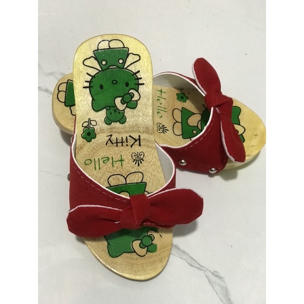 Guốc gỗ cao 3 phân Kitty quai Tay Thỏ Nhung Đỏ cho bé từ 18 tháng đến 7 tuổi 70.000₫ - 75.000₫