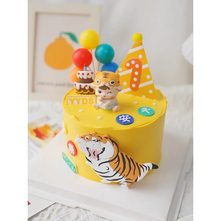 Trang trí bé gái đội mũ hổ quần hồng + bình sữa