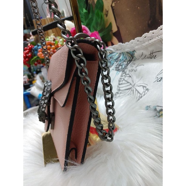 Túi đeo chéo GC đầu rồng hồng nude da bò 2 nắp 16x20 có test da