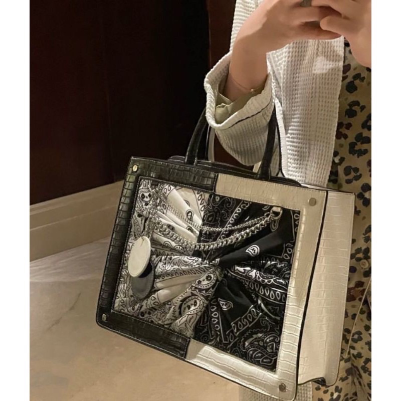 Túi da cầm tay đeo chéo hoạ tiết đen trắng sang trọng kèm hình thật