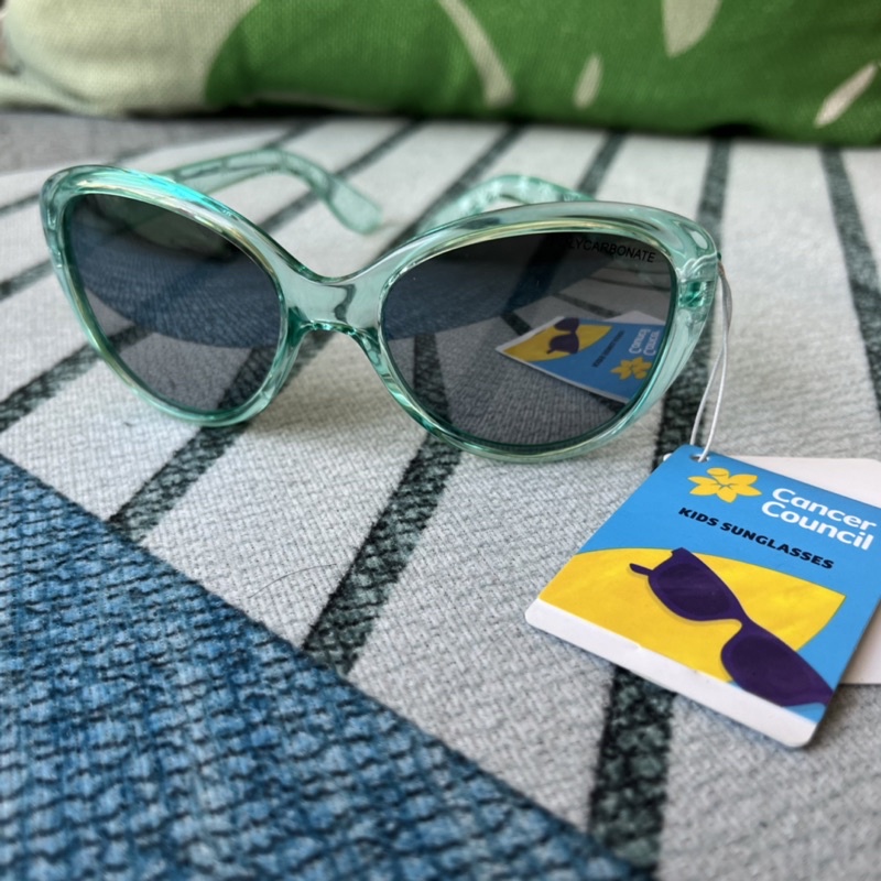 Kính chống nắng Cancer Council Úc cho trẻ em.