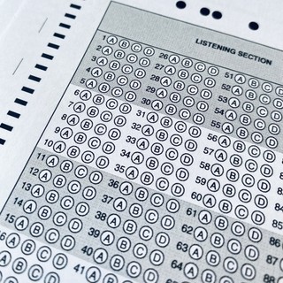 Xấp 20 tờ giấy thi TOEIC