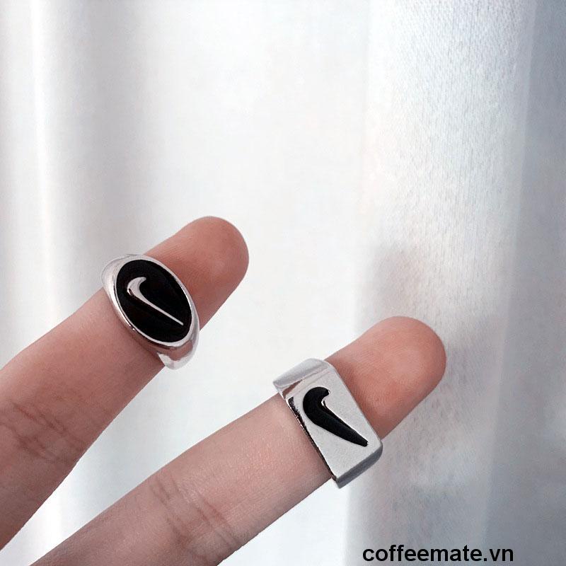 【coffeemate】⚡Nhẫn Đeo Tay Kiểu Dáng Thể Thao Phong Cách Đường Phố Trẻ Trung, Nhẫn Họa Tiết Nike Cho Nam Nữ