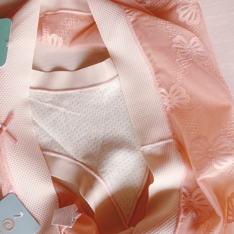 Quần lót nữ ren mềm 3D cao cấp, viền đúc không hằn mông, đáy lót cotton kháng khuẩn. Phom 45-62kg, vòng mông 85-95cm.