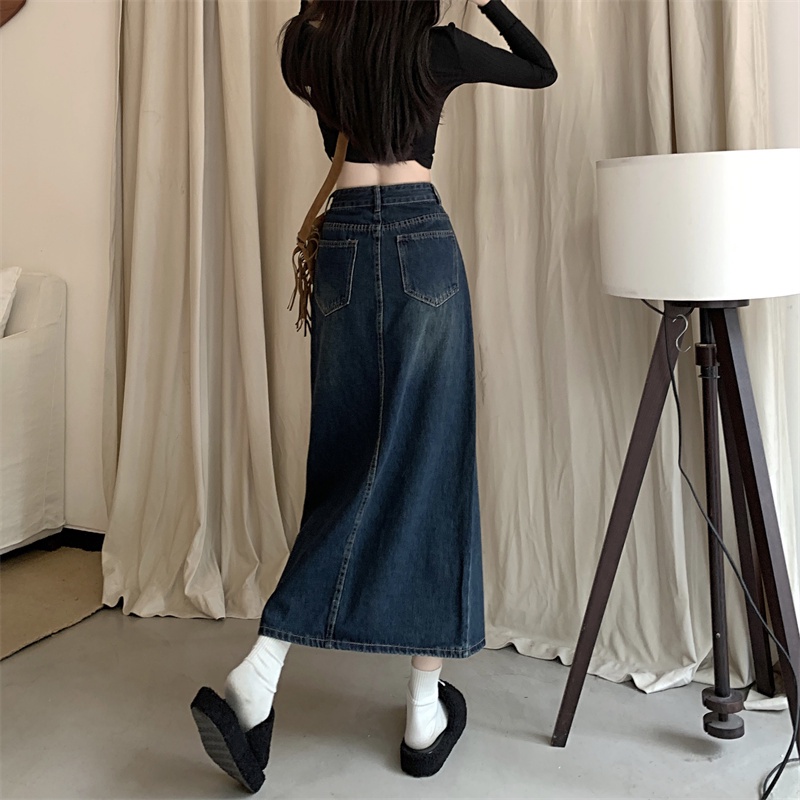 Chân váy jean dài suông xòe nhẹ xẻ tà trước túi trước xanh đậm